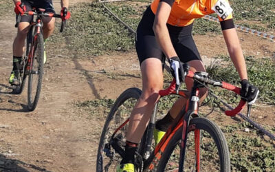 Sofía Rodríguez y Adrián Aranda, campeones absolutos en los autonómicos de ciclocross de Aldaya