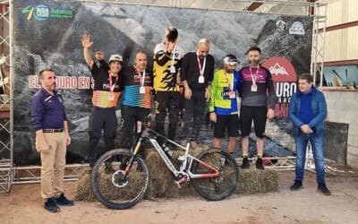 JOSÉ MANUEL GALEA Y ANDRÉS FELIPE VALENCIA PISAN EL PODIO DEL ENDURO TEAM RACE COCAÑÍN